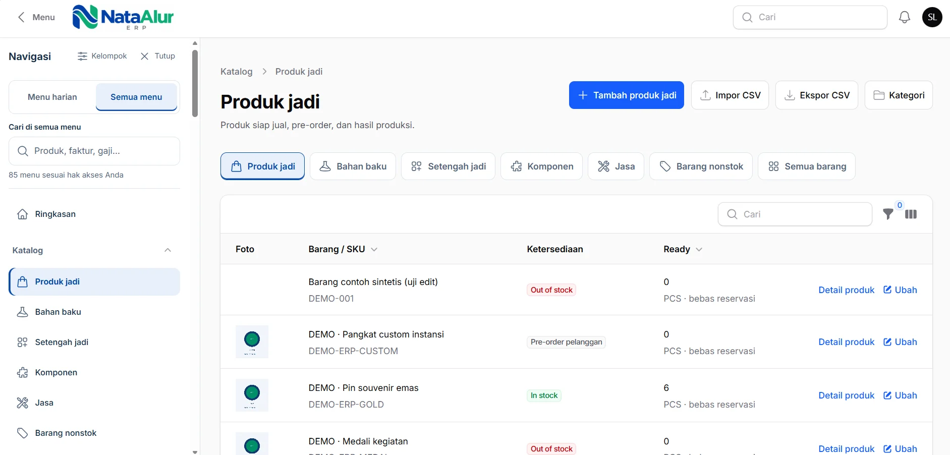 Tangkapan layar halaman Katalog Produk jadi di aplikasi NataAlur: daftar barang dengan SKU, status ketersediaan seperti Out of stock, Pre-order pelanggan, In stock, serta jumlah ready. Berisi data demo.